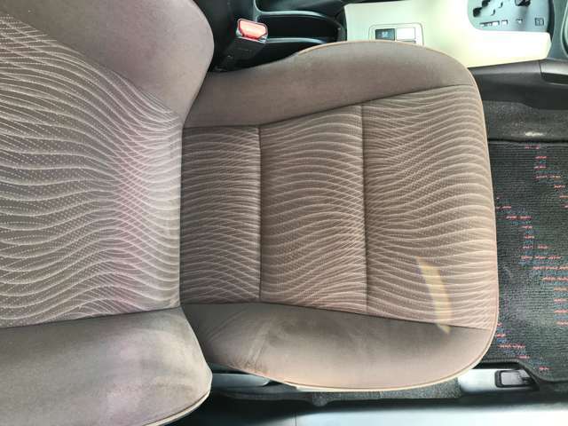 展示車両は、展示前に外装はもちろんの事、内装も隅々まで清掃を行い清潔で快適にご覧いただけるように展示しております☆ご成約時には、外装、内装をチェックして洗車、清掃を行いお客様へ納車いたします。