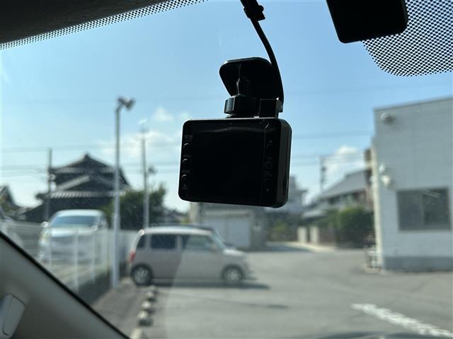 こちらバックミラーの写真になります。割れ等ありませんので、ご安心ください。中古車になりますと、ミラーは結構くすんで汚れていることが多いですが、くまなく清掃しておりますので、ご検討はお早めに！