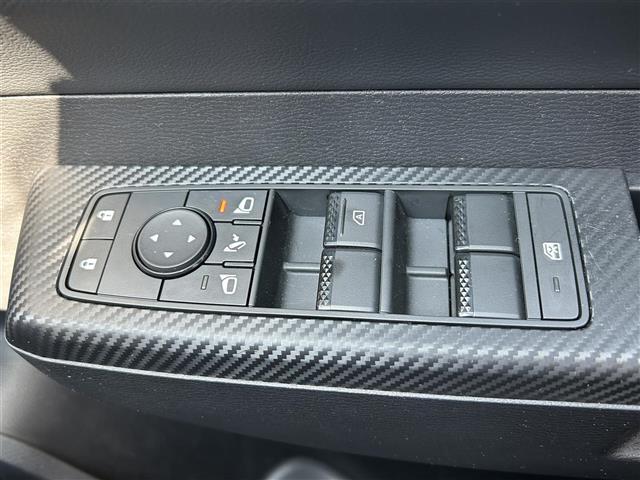こちら窓のスイッチ類の写真になります。結構汚れる箇所ですが、各部しっかり清掃させていただいており、当店自慢の車です！また、動作等もしっかり確認しておりますので、ご安心してご購入 できます！