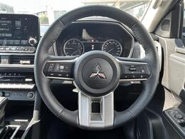 こちらはハンドルの写真です。中古車なので、若干の使用感はありますが、破損、不具合等はありません。弊社はユーザー様から買取した車両を、一台一台チェックして問題のない車両を掲載しております。ご安心ください
