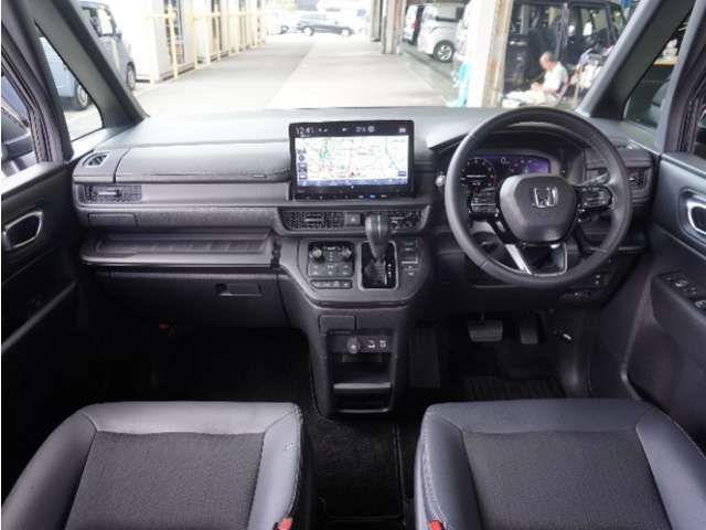 視界広々で非常に運転しやすくロングドライブでも疲れを感じさせないすっきりとまとまったインパネ周りです。