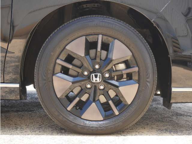 アルミホイール装着車です！これで足元まわりもおしゃれにきまります！