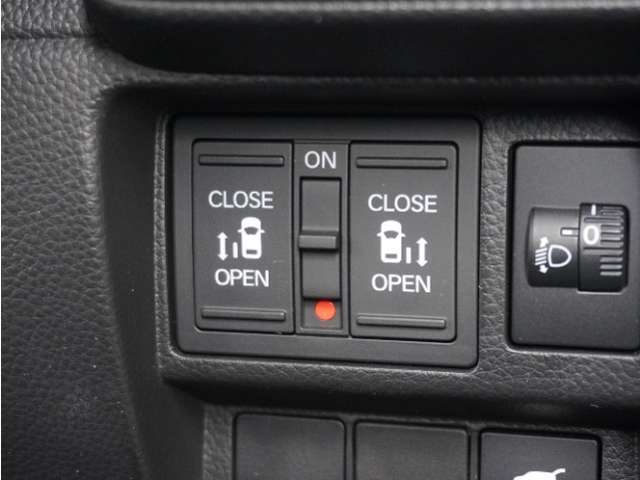 ◆両側電動スライドドア◆狭い駐車場でも乗り降りが楽々♪お子様が隣の車にドアを当ててしまう心配もございません！小さなお子様連れの方もこれで安心。