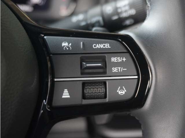 【アダプティブクルーズコントロール】予め設定した車速内でクルマが自動的に加減速。前走車との適切な車間距離を維持しながら追従走行します。【LKAS】車線維持支援システムでステアリング操作を支援。