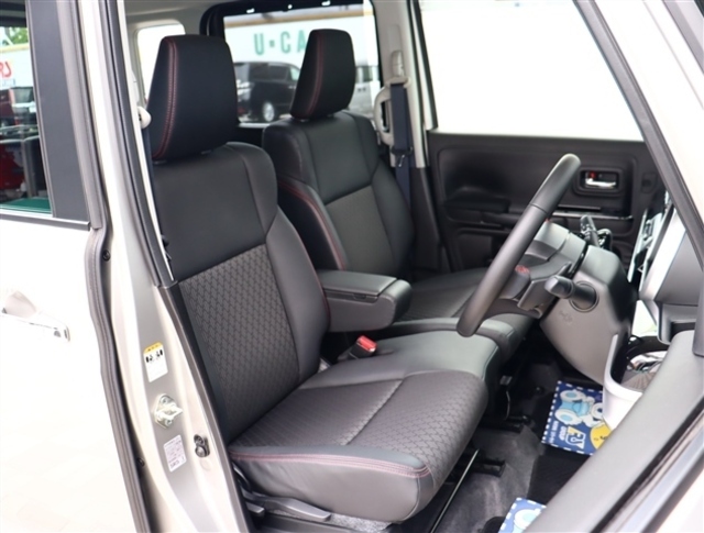 お車選びをお楽しみ頂けるよう、在庫車の展示スペースを十分に確保しております。