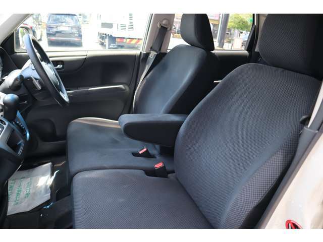 【助手席 】長時間の運転でも疲れにくい、快適な運転席とゆったりした助手席です！