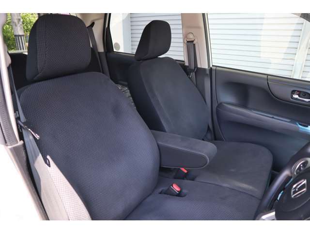 【運転席 】しっかりとしたクッション性で、運転も助手席も快適な乗り心地をサポートしてくれます！