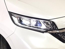 【LEDヘッドライト】大光量で夜道や雨の日の安心感を高めるLEDヘッドライト。周囲の明るさに応じて自動点灯・消灯/ライトの消し忘れも防げるオートライトコントロール付！