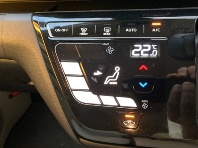 オートエアコンです。温度設定だけであとは自動で風量・温度を調節します。ドライブを快適なものにします。