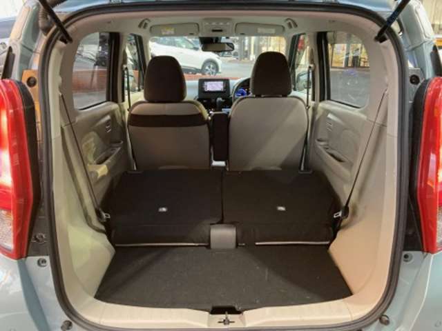 後部座席をたたむとラゲッジスペースもゆとりのあるスペースです。