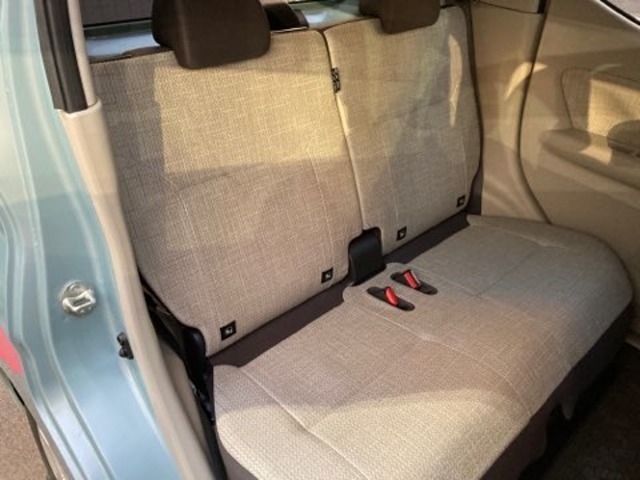 後部座席も当然、綺麗・清潔に仕上げております。内装の綺麗なお車は気持ちが良いですし、コンディションのいい車が多いです。前のユーザーが丁寧に使っていた証拠です。