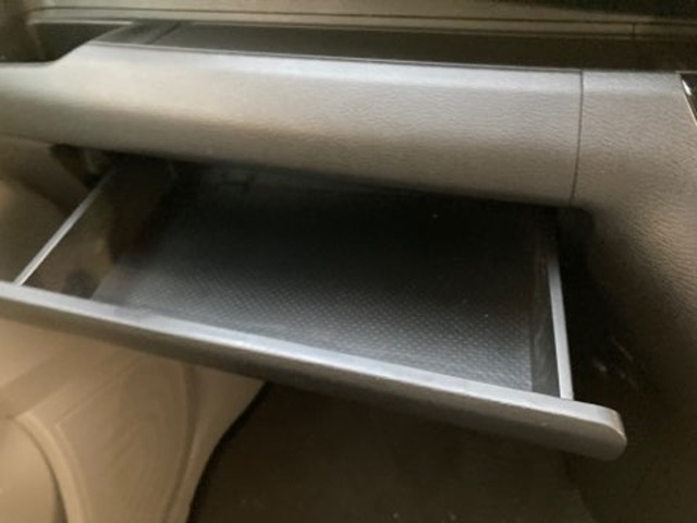 助手席側収納スペースです。