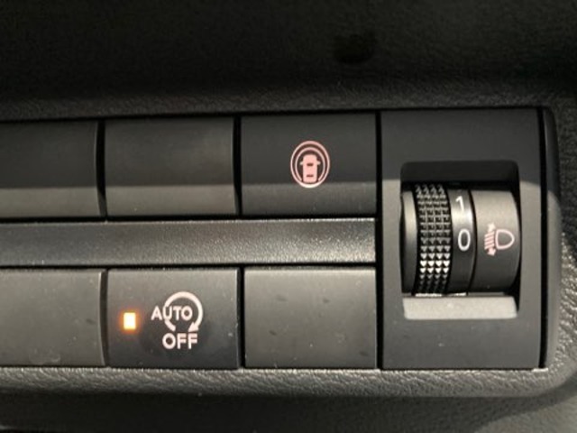 アイドリングストップ機能付です！　信号待ちなどの停車時に、エンジンを自動的にストップさせることでガソリン消費をセーブします。