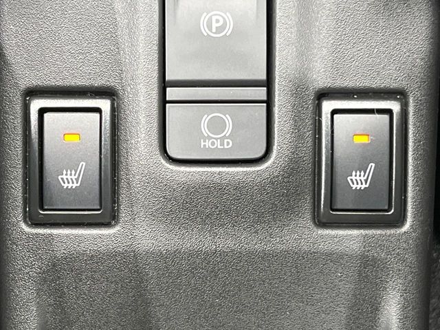 【シートヒーター】寒い日に重宝するシートヒーター！エアコンより早く温まってくれるので寒がりの人も安心ですね♪エアコンの温風は乾燥するから苦手、という方にもをおすすめです。