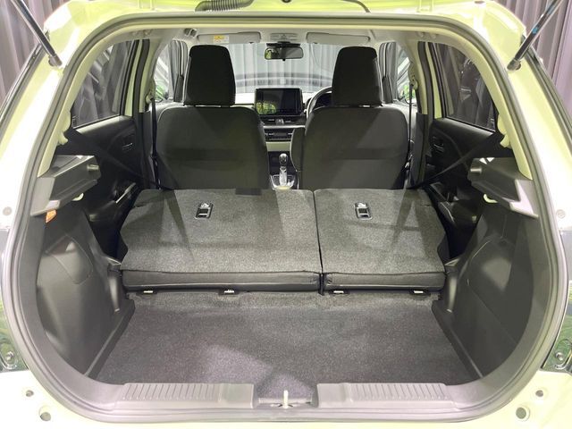 積み下ろしのしやすいデッキにはたっぷりと荷物を積み込んでいただけます。遊びから仕事まで、様々なシーンで頼れます♪