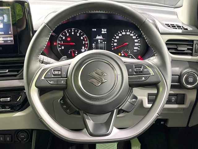 インテリアに合わせたデザインのステアリングは、運転される方のことも考え、運転しやすい形状、大きさです。是非一度、実際に触ってお確かめください。