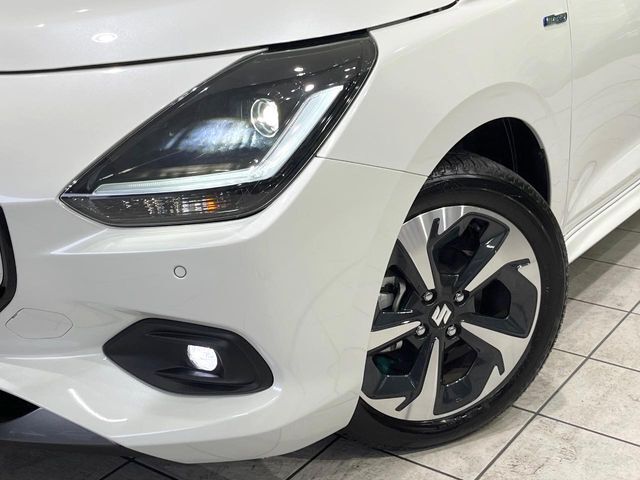 【LEDヘッドライト】悪天候や夜間走行時も良好な視界を確保し安心して運転できる高輝度LEDヘッドライトを装備！点灯速度が早く、消費電力も抑えられています。