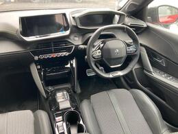 『3D  i-Cockpit』　運転中の視線移動を最小限に抑える最適なレイアウト。その配置を可能にする小径ステアリング！