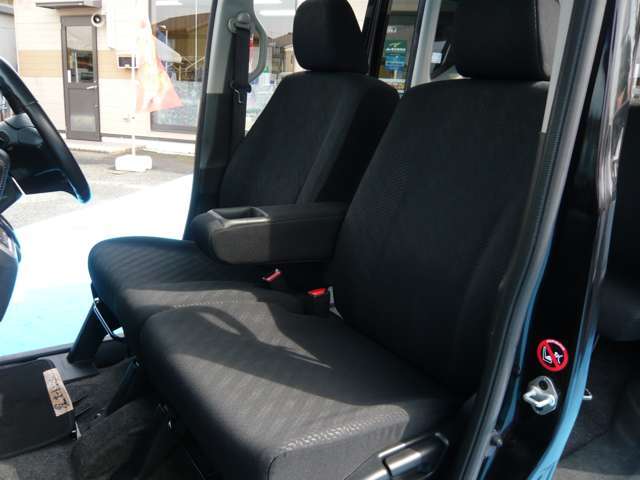 助手席も運転席同様に、大きなスレや切れなども無く、綺麗な状態を保っております♪♪