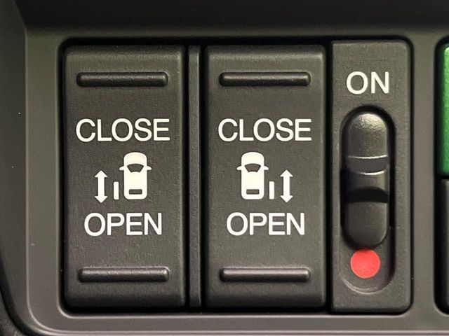 【両側パワースライドドア】スマートキーや運転席のスイッチで後席両側スライドドアの開閉が可能♪電動だから力を入れてドアを開ける必要が無く、小さなお子様でも簡単に開け閉めでき快適です♪