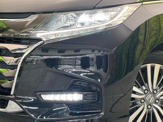 【LEDヘッドライト】悪天候や夜間走行時も良好な視界を確保し安心して運転できる高輝度LEDヘッドライトを装備！点灯速度が早く、消費電力も抑えられています。