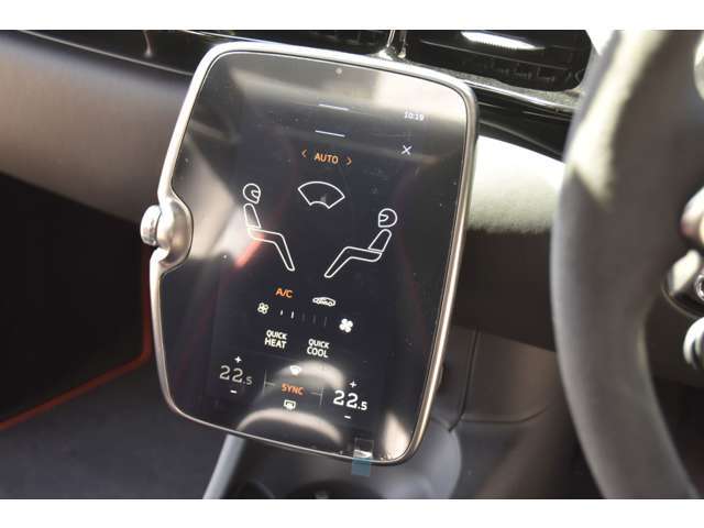 純正ナビゲーションシステム。Apple CarPlayの接続も可能となっています。
