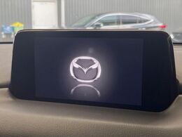 【マツダコネクトナビ】車内の雰囲気にマッチした一体型タイプのナビ。各種車輌設定やBluetooth再生等、様々な機能が楽しめます。直感的なダイヤル操作が可能で、使い勝手も良好です。
