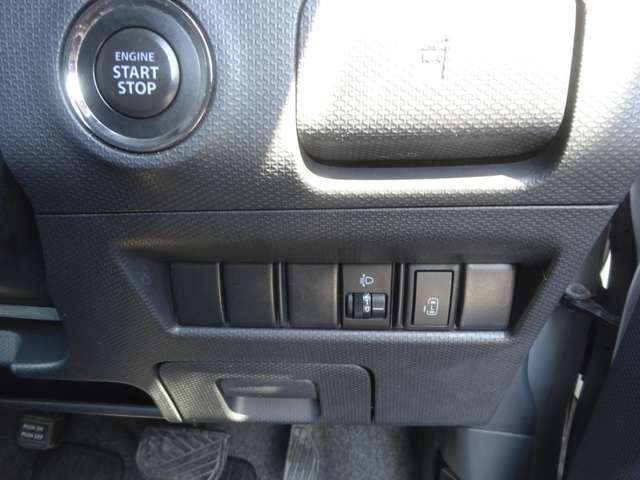 左側は便利な電動スライドドアです。運転席からワンタッチで開閉できます。
