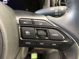 【レーダークルーズコントロール】高速道路での長距離走行が楽に！！自動で速度を保つクルーズコントロールが、衝突軽減システムと連携し、前方の車両を感知して車間を保つように速度調節してくれます！！