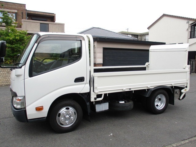 4Lターボ　N04C-UNエンジン　TKG-XZC605M　5速　エアバック　ABS　ETC　最大積載量2000キロ　車両総重量4595キロ　5速　5t免許　全塗装白　前部修復少　　内外装キレイです