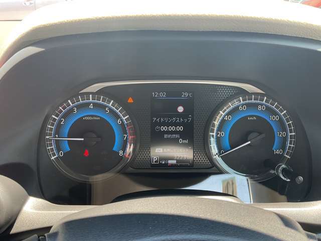 視認性の高いメーターで運転情報を的確に把握できます