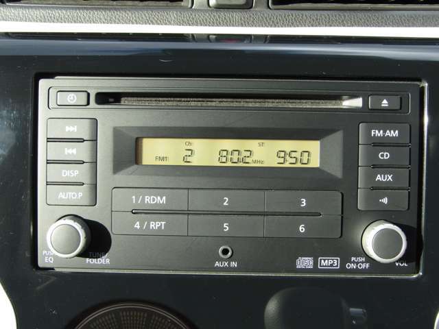 純正AM/FMラジオ・CDオーディオ付きです。AUXでミュージックプレイヤーの接続が可能です。