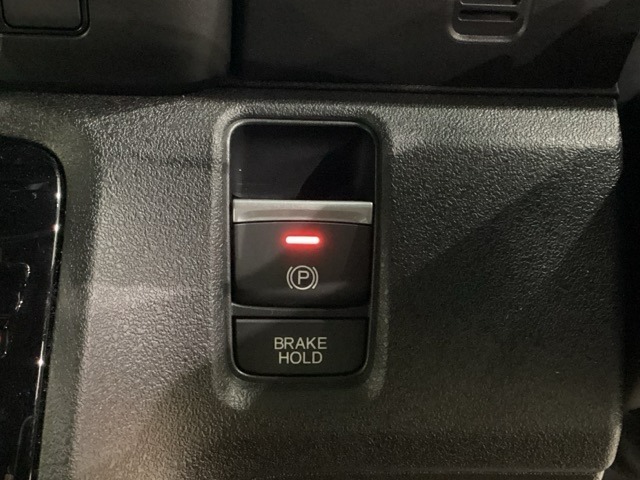 セレクトレバーの右に電子制御パーキングブレーキがあります。スイッチひとつで、停車した地点の傾斜などをシステムが検知・判断してブレーキ力を自動的に最適制御し、しっかり停車できるパーキングシステムです。