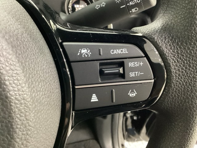 ハンドルにHondaセンシング系のクルーズコントロールやレーンキープアシストなどの操作スイッチが装備されています。ハンドルから手を離さず安全に操作できます。
