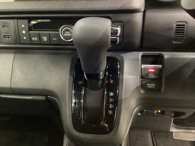 CVT車のセレクトレバーです。低速から高速まで、変速ショックのないスムーズな走りを実現するとともに、エンジン効率のよい領域を維持することで燃費にも貢献します。