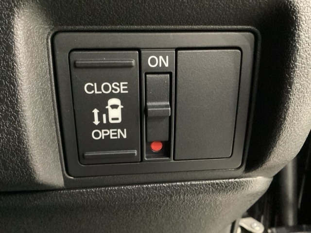 左側電動スライドドアは運転席からでも操作ができるように、ハンドル付近に開閉の操作スイッチが付いています。
