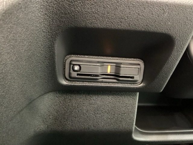 ハンドルの左下にETCがついています。高速道路の料金所の通過も楽々です。カードの取り出しもしやすい場所についています。