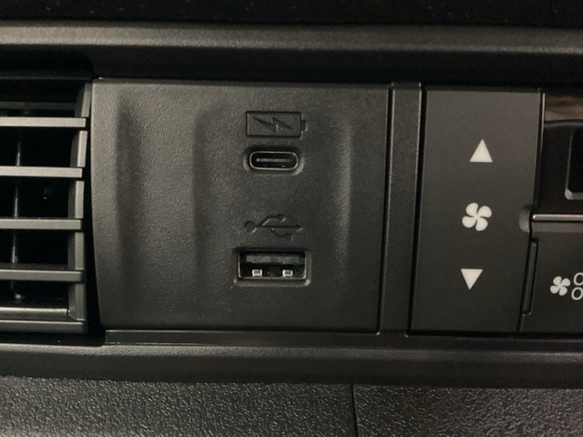 エアコン操作パネルの左側に、スマートフォンなどの充電可能なUSB端子と、音源などの外部入力の可能なUSB端子がついています。移動中に充電もできるので便利です。