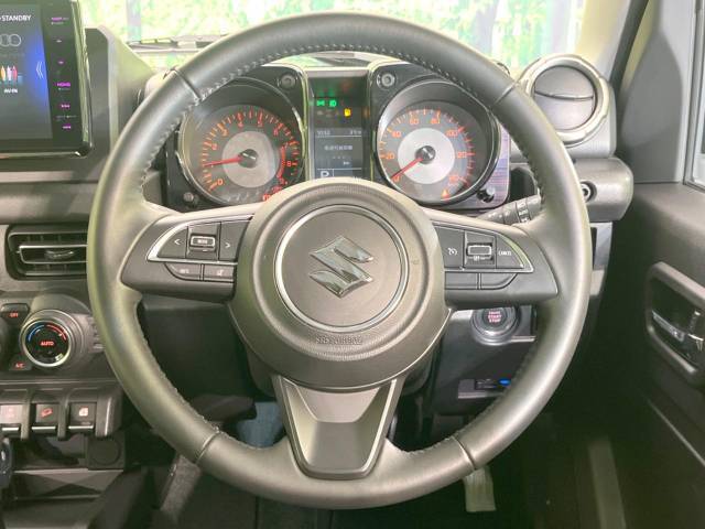 【純正革巻きステアリング】上質な革を使用することで、手にしっかり馴染みとても運転しやすいハンドルです♪