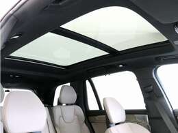 屋根一面まるごととも言える特大サイズのチルトアップ機構付電動パノラマ・ガラス・サンルーフ。晴天時はもちろん、雨天・曇天時にもシェードを開けることで常に開放的な車内空間を実現させてくれます。