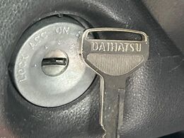 【キーレス】少し離れた場所からでもボタン一つでドアの開錠・施錠ができるのでとっても便利！ドアの鍵穴周りに傷をつけることもありません♪