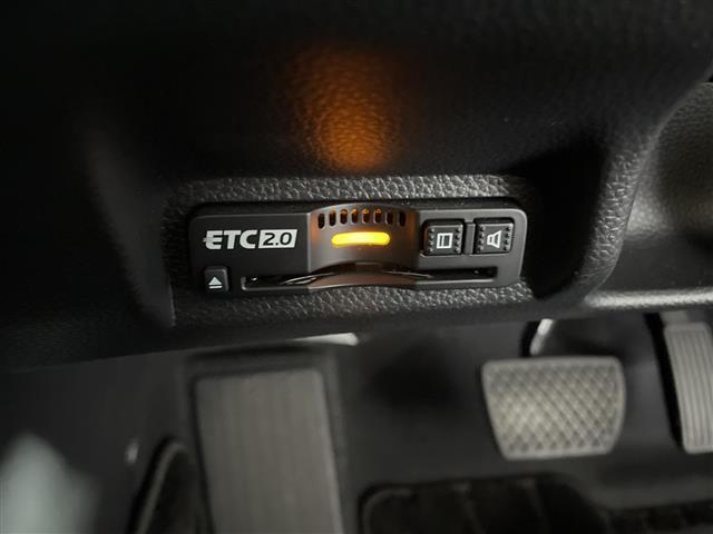 【ETC】有料道路を利用する際に料金所で停止することなく通過できる、ETC車載器（ノンストップ自動料金収受システム機器）が装備されています。セットアップを行うことで利用可能になります。