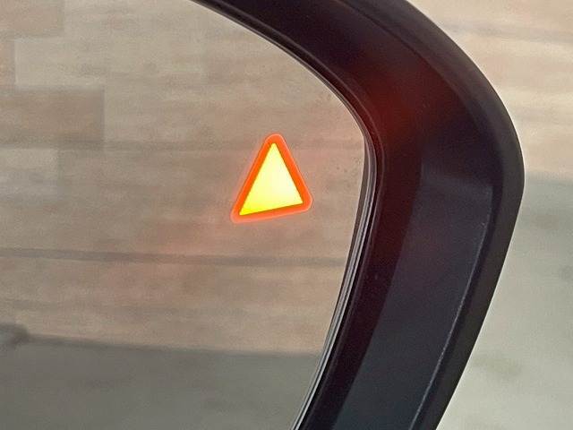 【ブラインドスポットモニター】搭載。隣の車線を走る車両をレーダーで検知し、死角エリアの車両の存在をお知らせします。