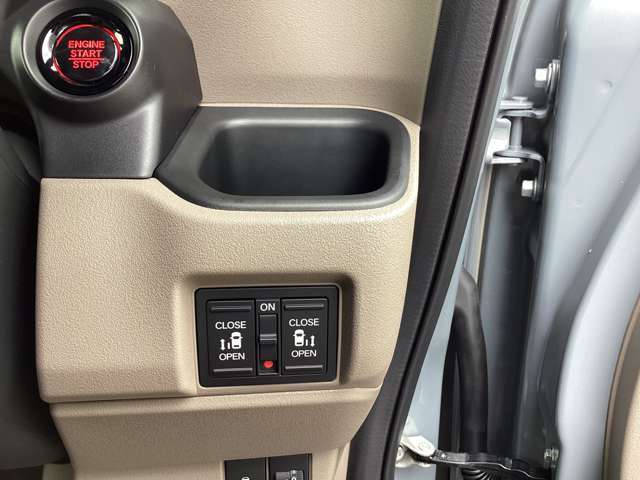 両側パワースライドドア