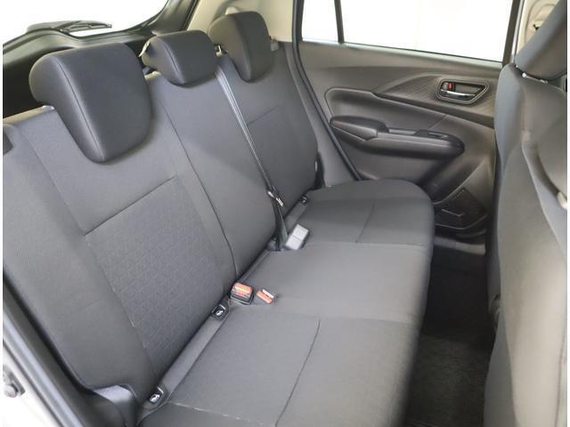 後部座席にはヘッドレストが3つ付いており、しっかりと5人乗りにも対応します。