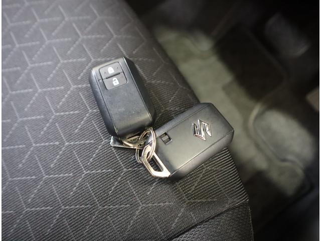 リモコンキーを取り出さなくてもエンジンのON/OFFやドアの開錠・施錠がスイッチ一つで行えるスマートキーです♪