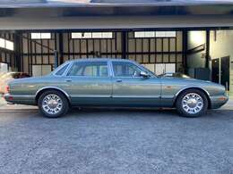 全長5.15m幅1.8mを感じさせないスリムなデザインです。6リッターV12のエンジンは1.9トンをスムーズに走らせます。