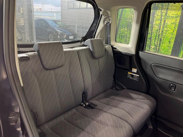 広々とした2列目シートは居住性が高く、居心地も快適！友達や家族とのお出かけにぴったりです。ベビーシートやチャイルドシート使用時も快適にお過ごしいただける十分な空間を確保しています。