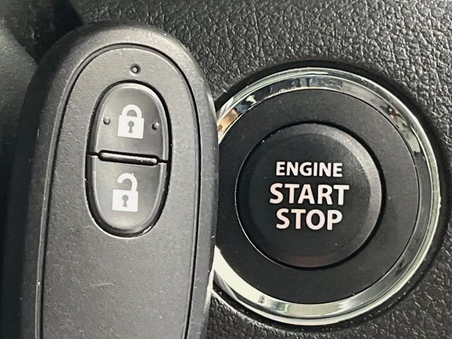 【キーレススタートシステム】カバンやポケットに入れたままでもドアの施錠・解錠が可能なスマートキーを装備。エンジンのオン・オフ時もカギを取り出す必要が無いからとっても便利です♪