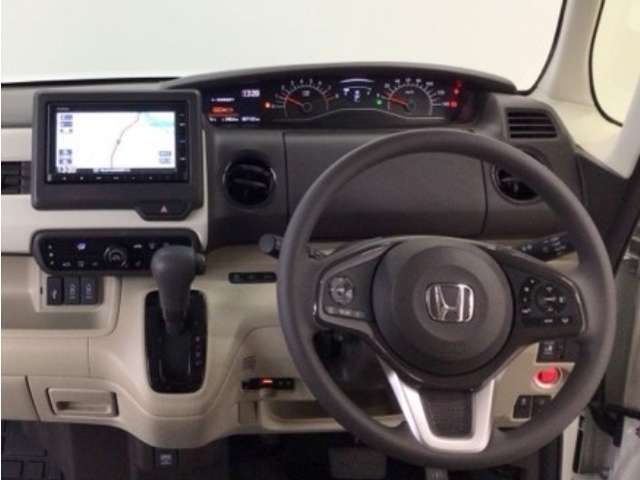 【ハンドル】運転にかかわる様々な操作を安全に行えるように視点移動が少なく操作性に配慮されたスイッチ類が凝縮されたコックピットです。